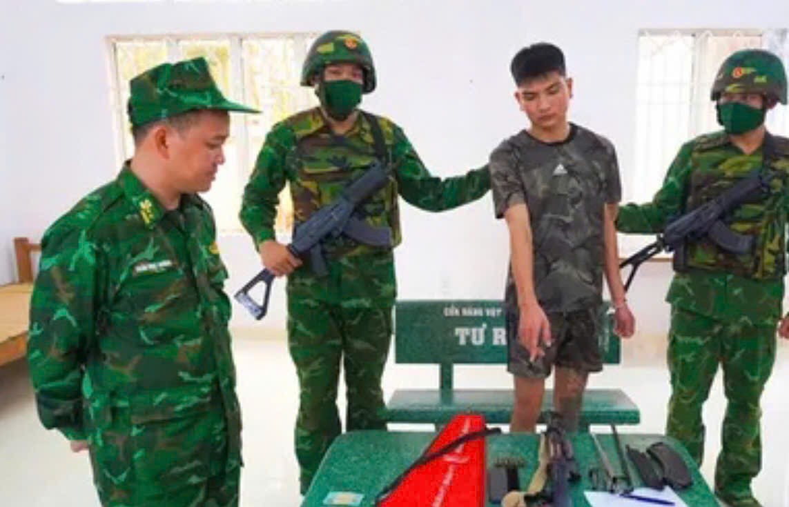 T&acirc;y Ninh: Bắt giữ thanh ni&ecirc;n mang s&uacute;ng AK khi l&agrave;m thủ tục xuất cảnh sang Campuchia- Ảnh 1.