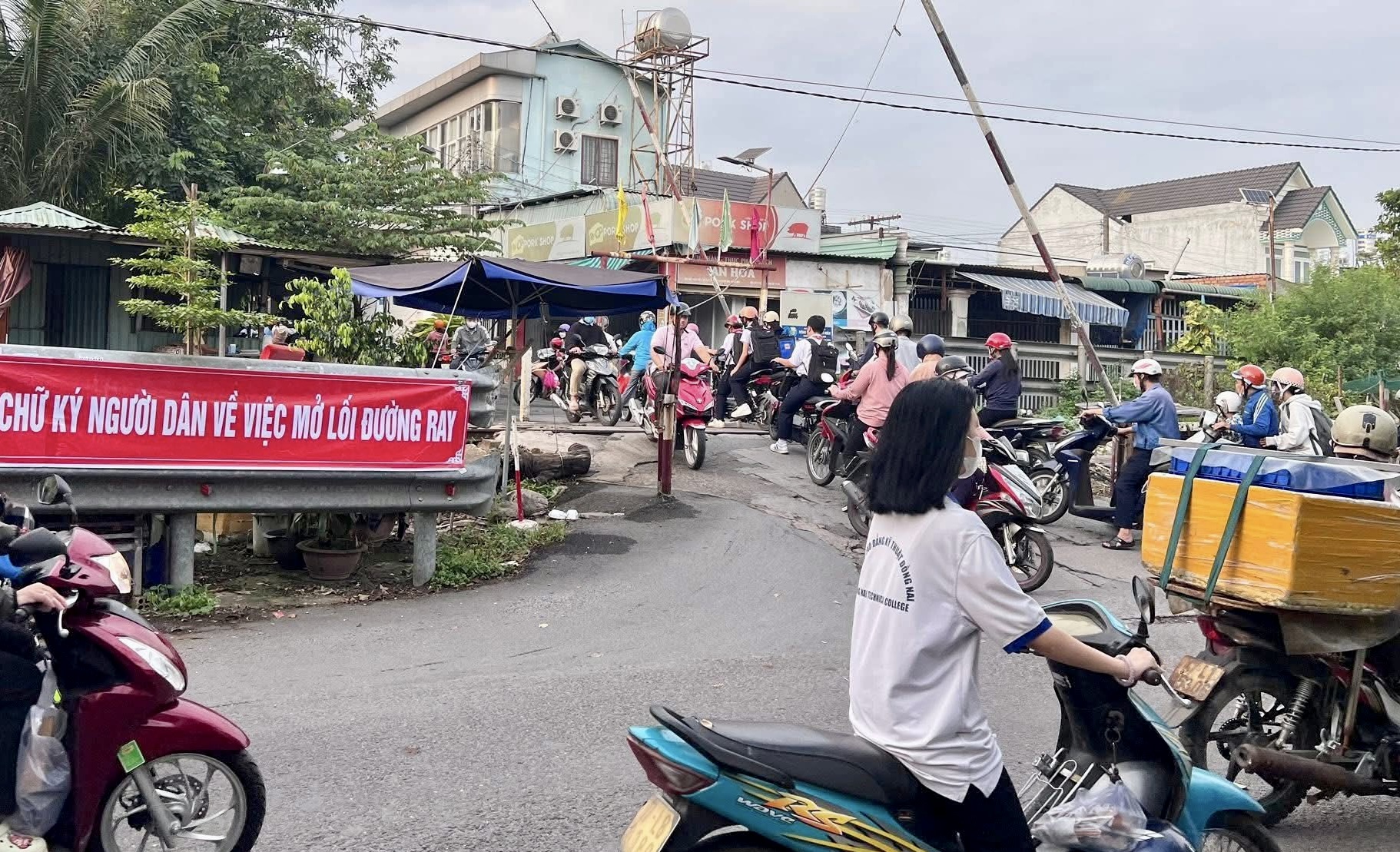 Đồng Nai: Tạm ho&atilde;n đ&oacute;ng lối đi tự mở qua đường sắt ở phường Tam Hiệp- Ảnh 1.