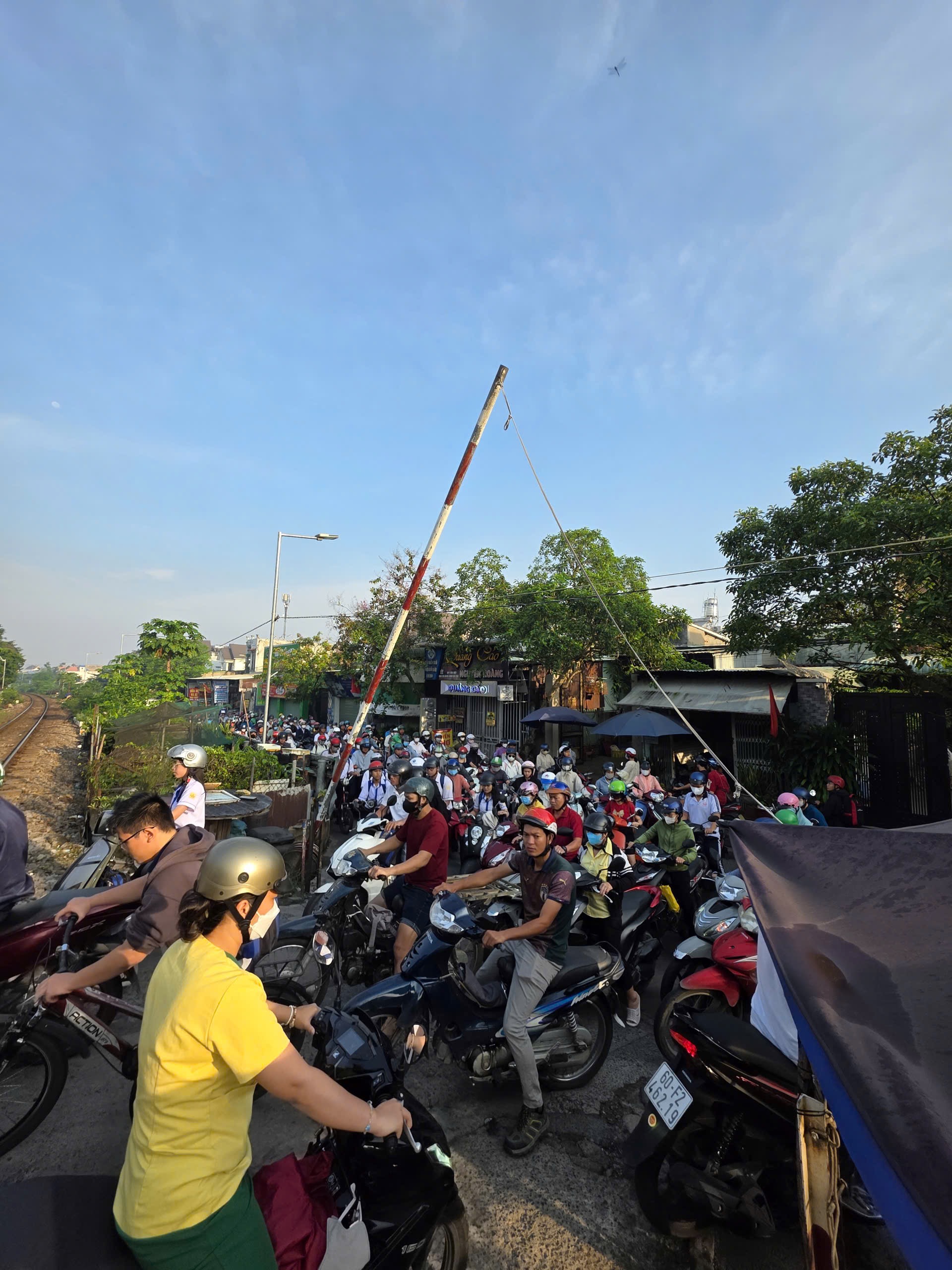 Đồng Nai: Tạm ho&atilde;n đ&oacute;ng lối đi tự mở qua đường sắt ở phường Tam Hiệp- Ảnh 2.