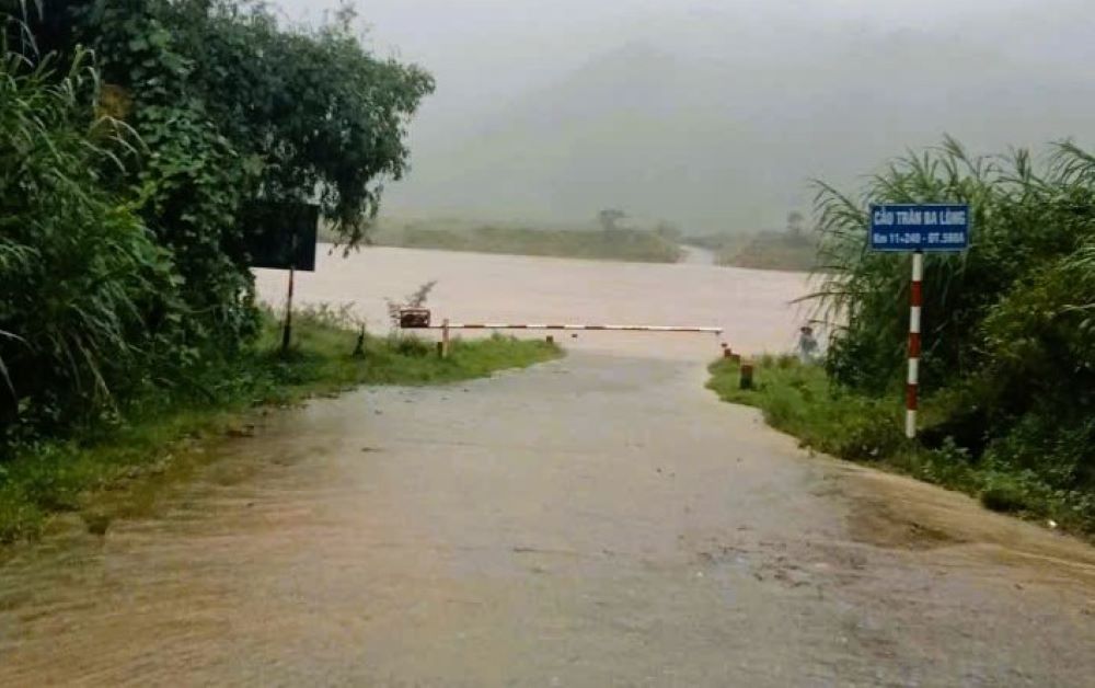 Mưa lớn g&acirc;y ngập, sạt lở tại nhiều tuyến giao th&ocirc;ng ở Quảng Trị- Ảnh 1.