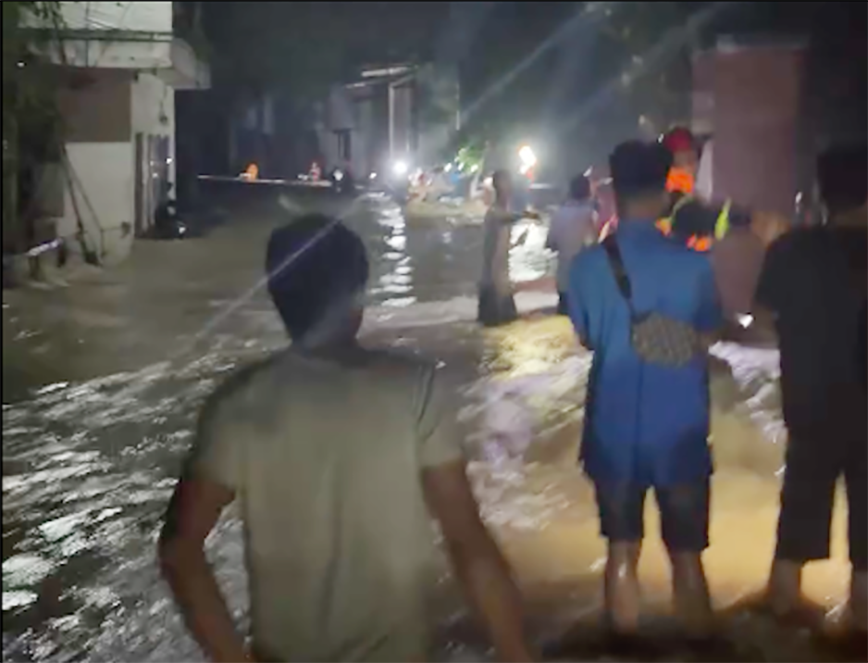 TP.HCM: Cảnh s&aacute;t giải cứu hơn 100 người khỏi nơi ngập lụt, chở học sinh qua v&ugrave;ng nguy hiểm- Ảnh 1.