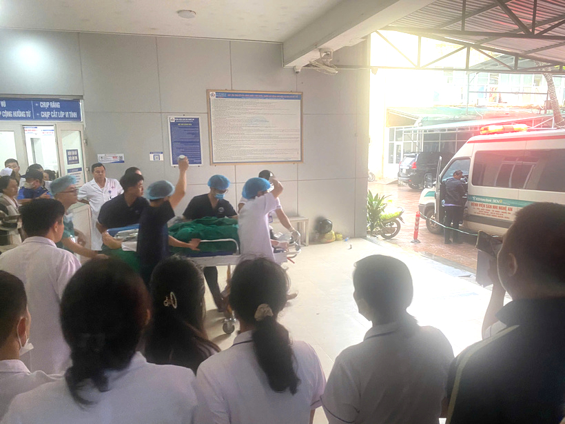 Nghệ An: Người đ&agrave;n &ocirc;ng x&ocirc;ng v&agrave;o bệnh viện d&ugrave;ng hung kh&iacute; đ&acirc;m nhiều người bị thương- Ảnh 2.