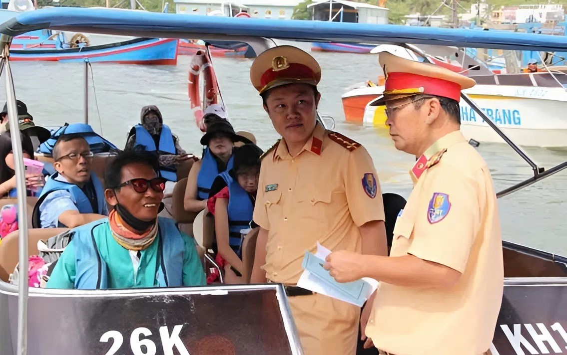 Khánh Hòa: Tăng cường đảm bảo an toàn giao thông đường thủy trước mùa mưa bão- Ảnh 1. snapedit_1761193438687