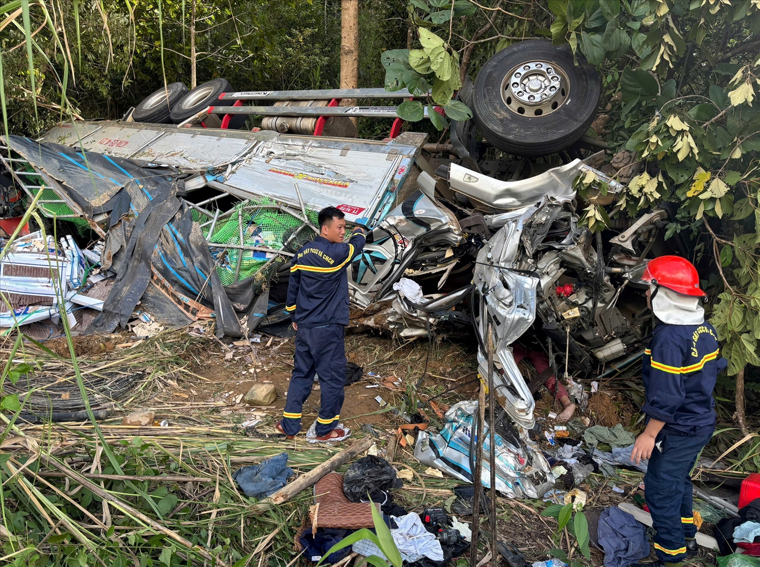 Xe tải mất l&aacute;i lật nh&agrave;o tr&ecirc;n QL14C, 2 người tử vong- Ảnh 1.