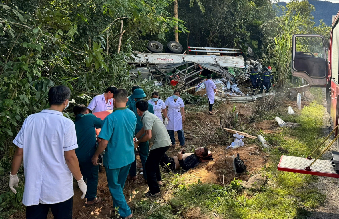 Hiện trường vụ lật xe tải l&agrave;m 4 người thương vong tr&ecirc;n quốc lộ 14C- Ảnh 5.