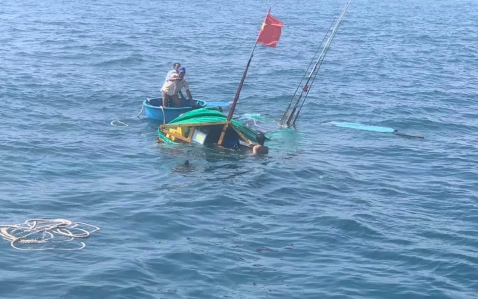 T&agrave;u c&aacute; c&ugrave;ng 4 ngư d&acirc;n Quảng Ng&atilde;i gặp nạn tr&ecirc;n biển ph&aacute;t t&iacute;n hiệu cầu cứu