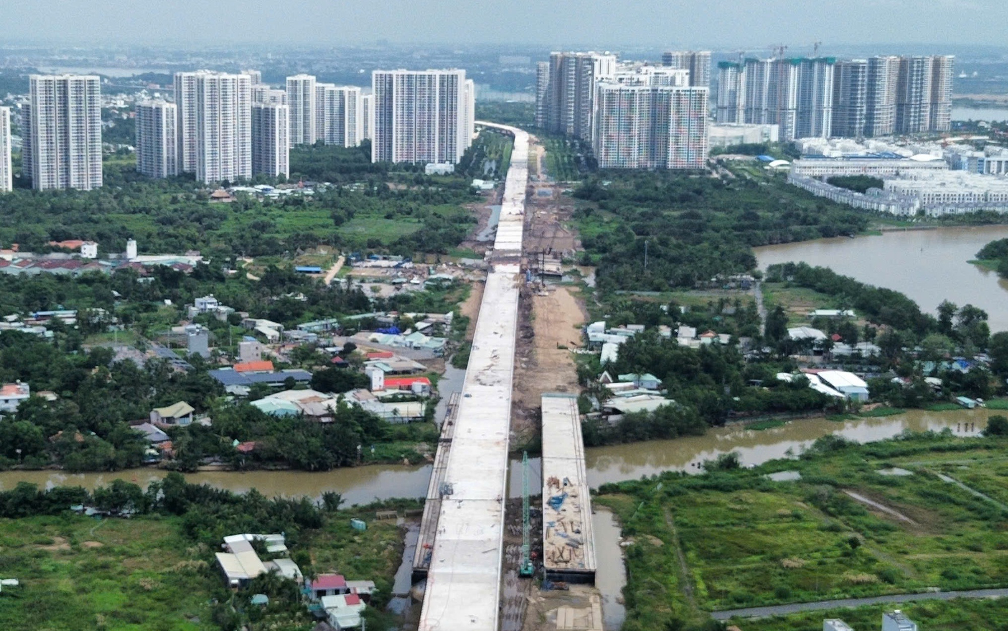 Sự cố lún cục bộ tại dự án Vành đai 3 không ảnh hưởng kế hoạch thông xe tuyến chính- Ảnh 2. Gần 15km cầu cạn Vành đai 3 sắp liền mạch, vươn mình giữa khu Đông TP.HCM
