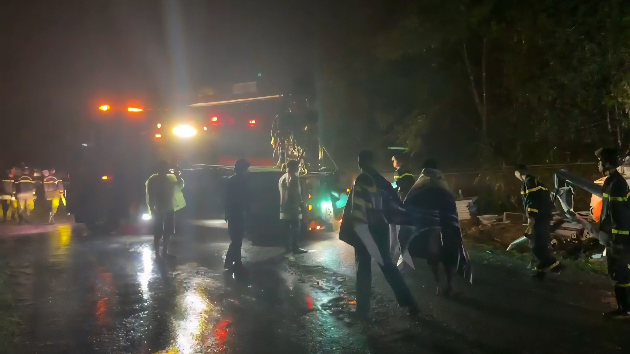 Hiện trường vụ lật xe tải l&agrave;m 4 người thương vong tr&ecirc;n quốc lộ 14C- Ảnh 12.