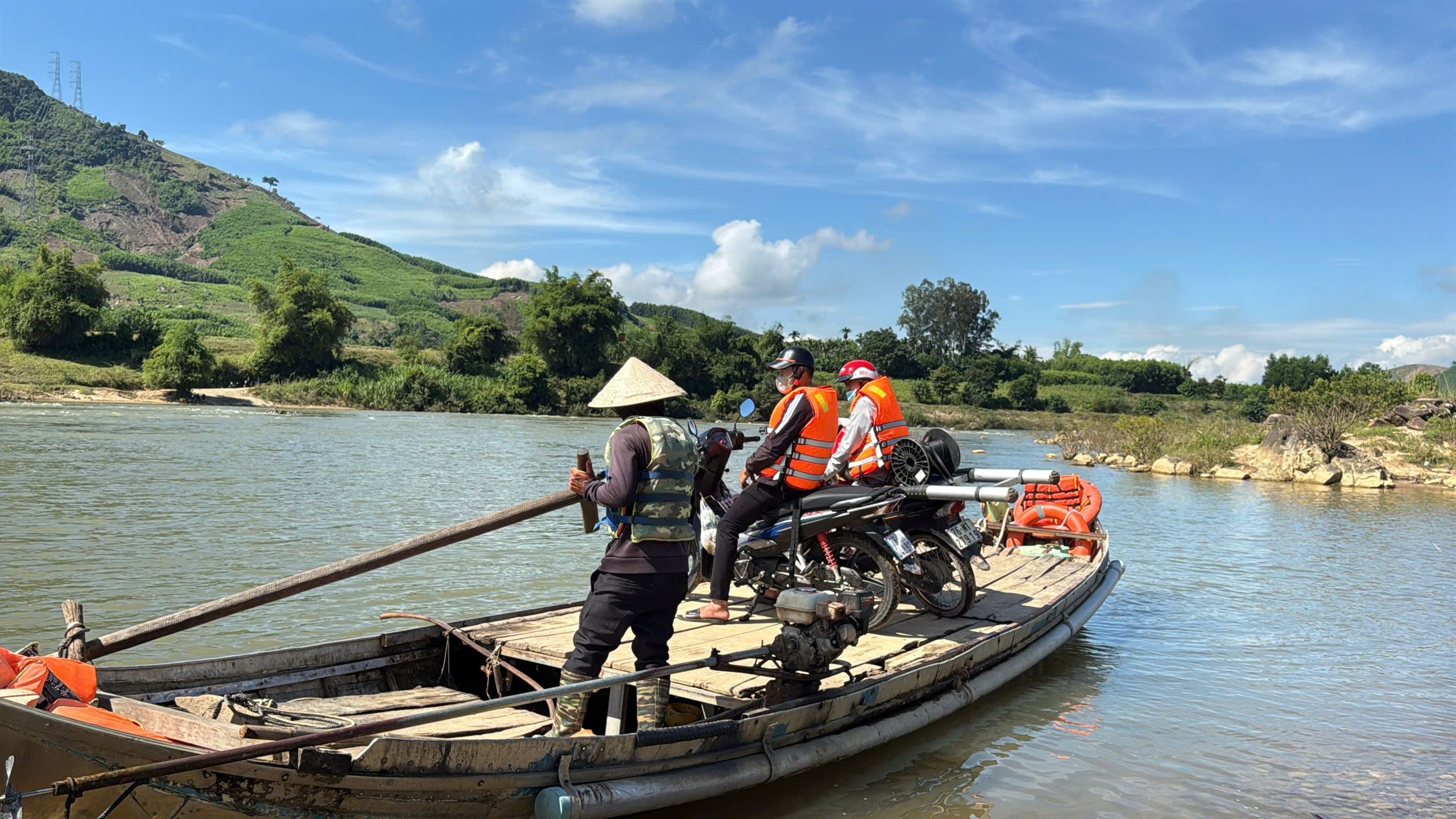 Quảng Ngãi đảm bảo an toàn đường thủy mùa mưa bão- Ảnh 2. Quảng Ngãi đảm bảo an toàn đường thủy mùa mưa bão- Ảnh 2.