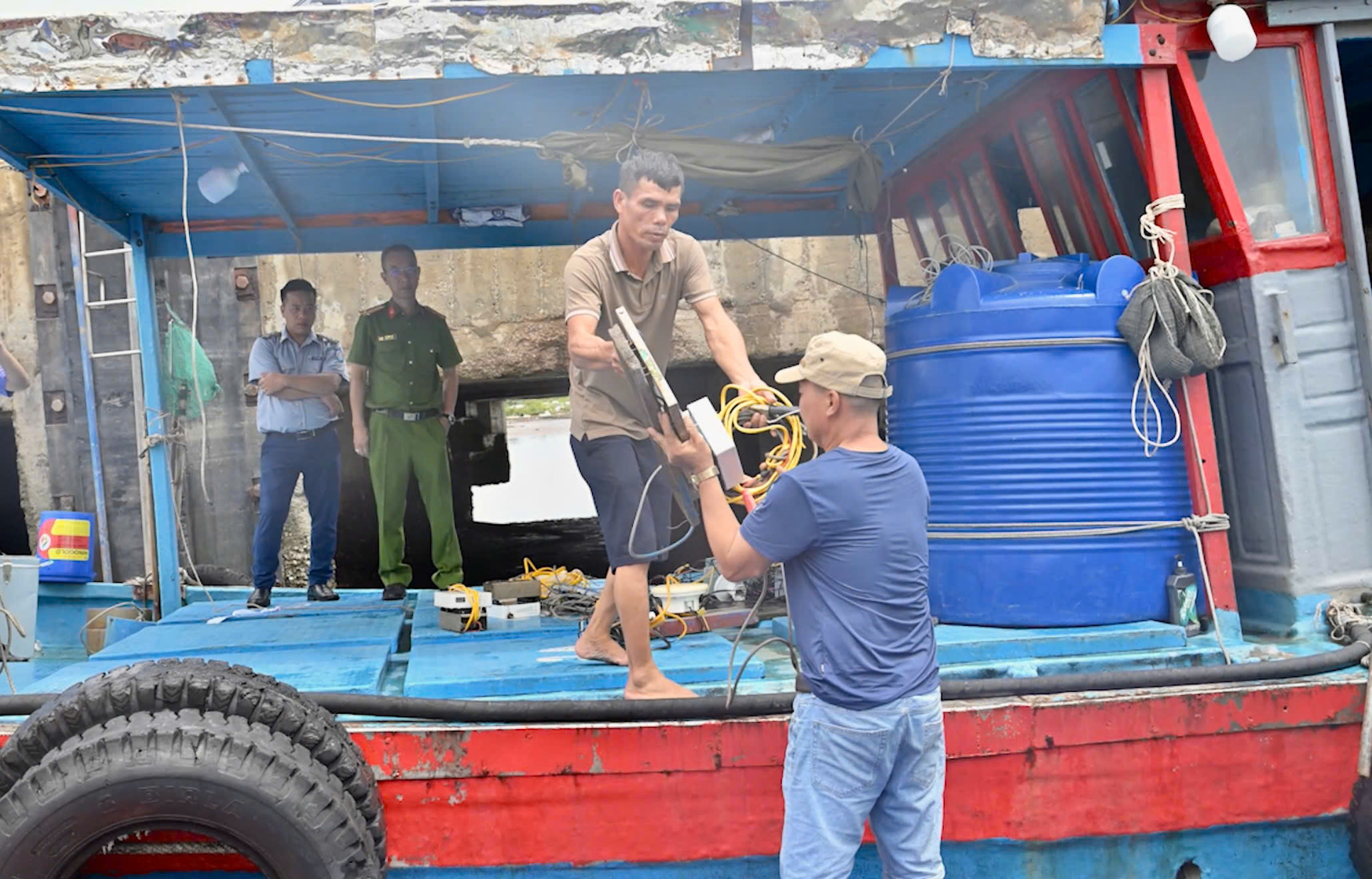 Quảng Ninh khởi tố 2 đối tượng tháo thiết bị giám sát hành trình tàu cá- Ảnh 1. Quảng Ninh khởi tố 2 đối tượng tháo thiết bị giám sát hành trình tàu cá- Ảnh 1.
