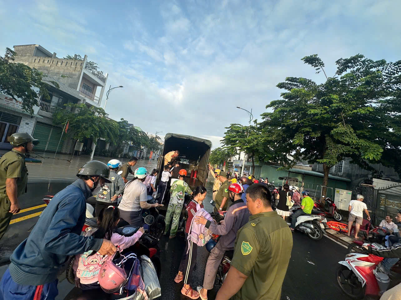 TP.HCM: Cảnh s&aacute;t giải cứu hơn 100 người khỏi nơi ngập lụt, chở học sinh qua v&ugrave;ng nguy hiểm- Ảnh 3.