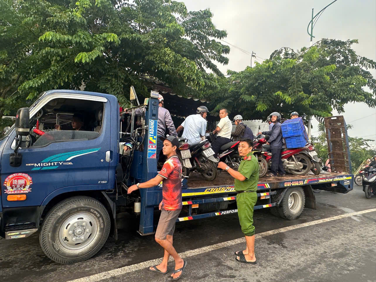 TP.HCM: Cảnh s&aacute;t giải cứu hơn 100 người khỏi nơi ngập lụt, chở học sinh qua v&ugrave;ng nguy hiểm- Ảnh 4.