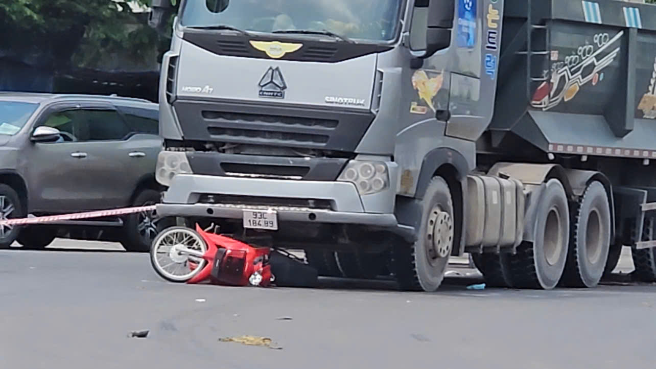 Xe ben va chạm xe m&aacute;y ở v&ograve;ng xoay, 2 c&ocirc; g&aacute;i tử vong thương t&acirc;m- Ảnh 1.