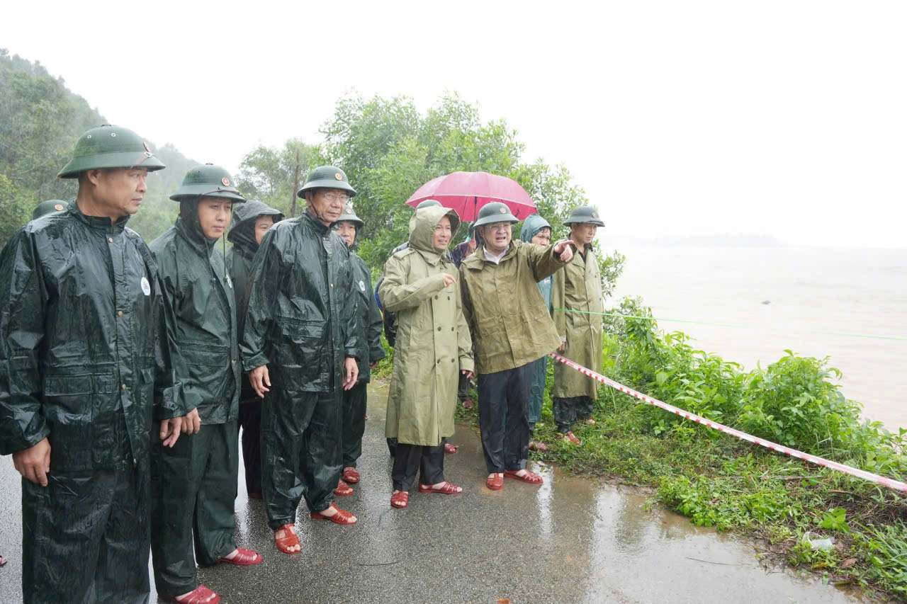 Huế khẩn trương xử l&yacute; sạt lở tuyến đường ven biển ở x&atilde; Ph&uacute; Lộc- Ảnh 1.