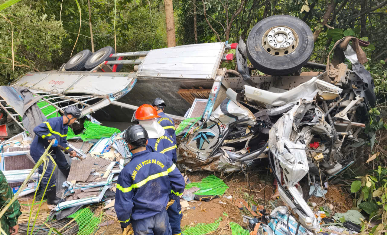 Hiện trường vụ lật xe tải l&agrave;m 4 người thương vong tr&ecirc;n quốc lộ 14C- Ảnh 6.