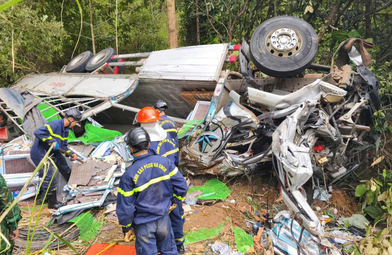 Hiện trường vụ lật xe tải l&agrave;m 4 người thương vong tr&ecirc;n quốc lộ 14C- Ảnh 3.