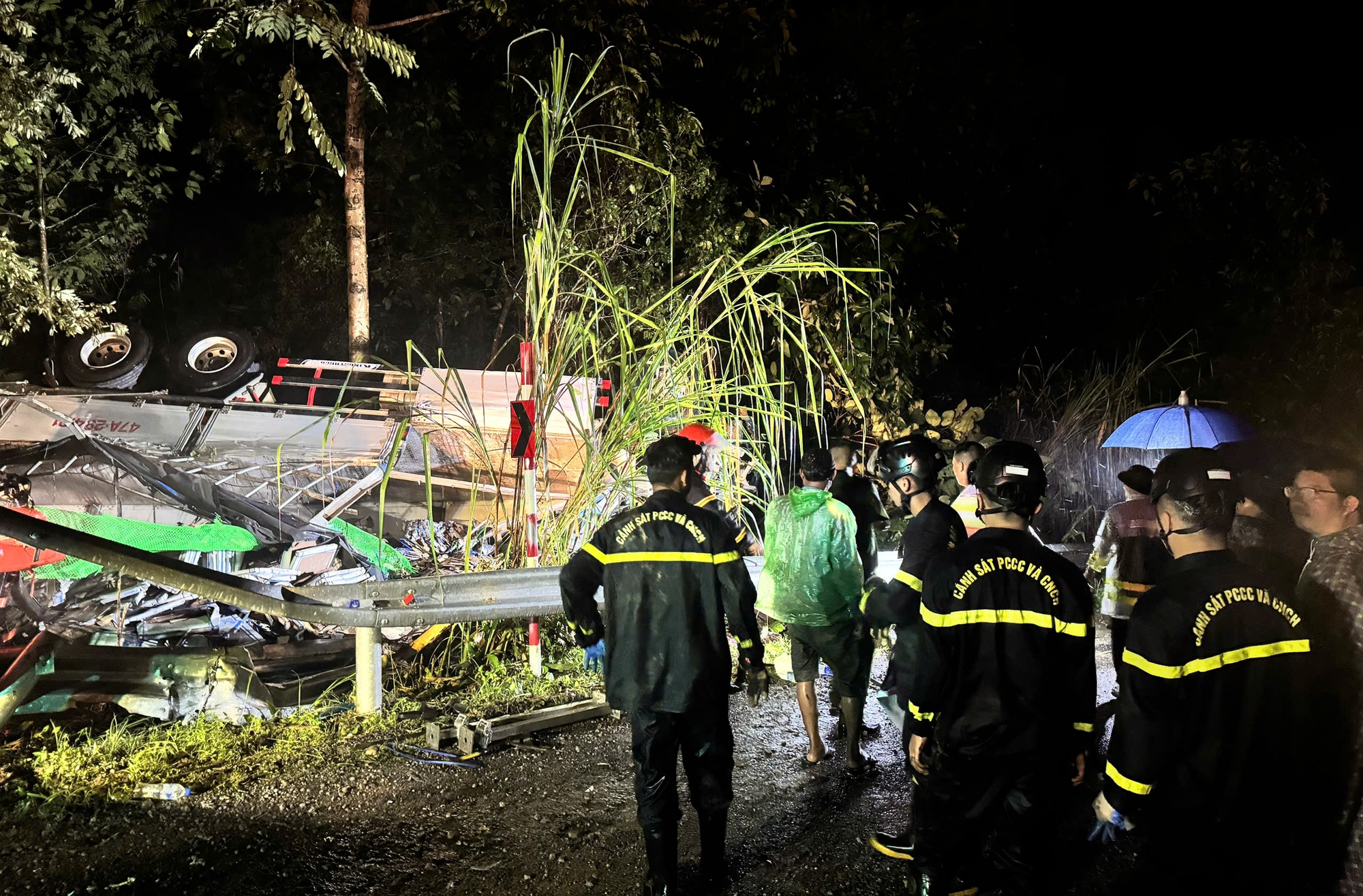 Hiện trường vụ lật xe tải l&agrave;m 4 người thương vong tr&ecirc;n quốc lộ 14C- Ảnh 11.