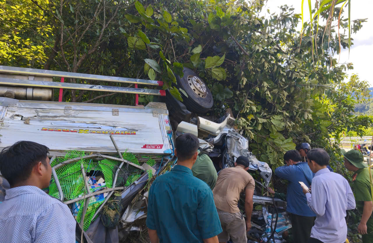 Hiện trường vụ lật xe tải l&agrave;m 4 người thương vong tr&ecirc;n quốc lộ 14C- Ảnh 8.