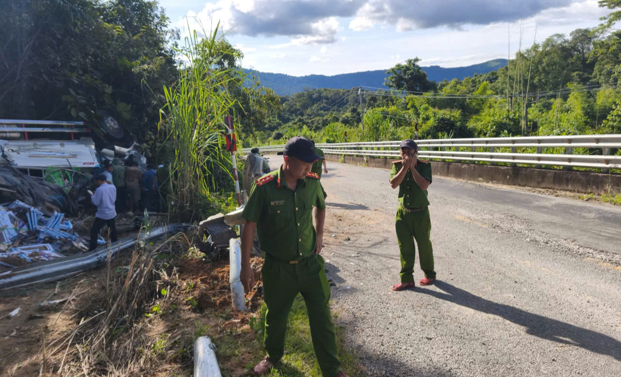 Hiện trường vụ lật xe tải l&agrave;m 4 người thương vong tr&ecirc;n quốc lộ 14C- Ảnh 7.