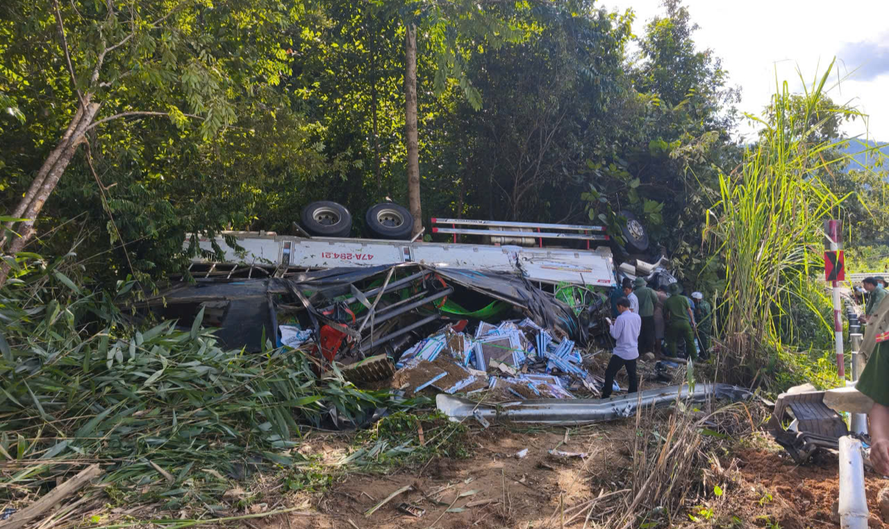 Hiện trường vụ lật xe tải l&agrave;m 4 người thương vong tr&ecirc;n quốc lộ 14C- Ảnh 2.