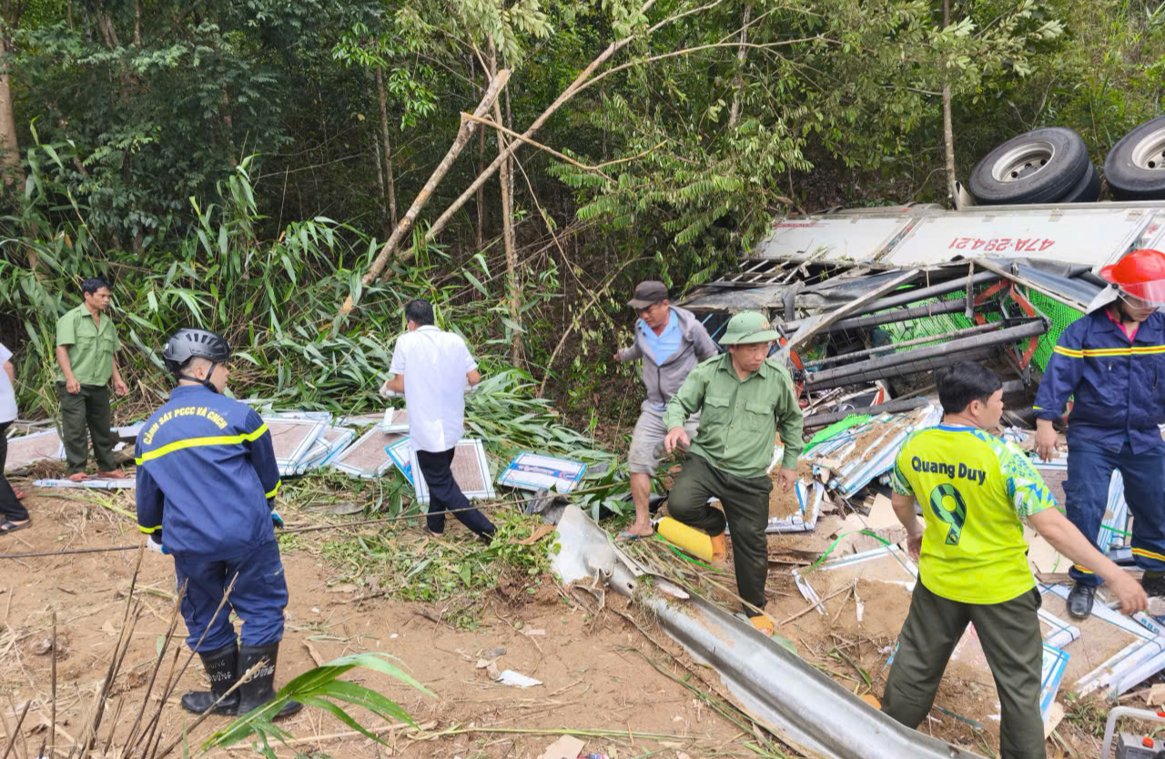 Hiện trường vụ lật xe tải l&agrave;m 4 người thương vong tr&ecirc;n quốc lộ 14C- Ảnh 9.