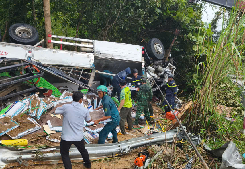 Hiện trường vụ lật xe tải l&agrave;m 4 người thương vong tr&ecirc;n quốc lộ 14C- Ảnh 10.
