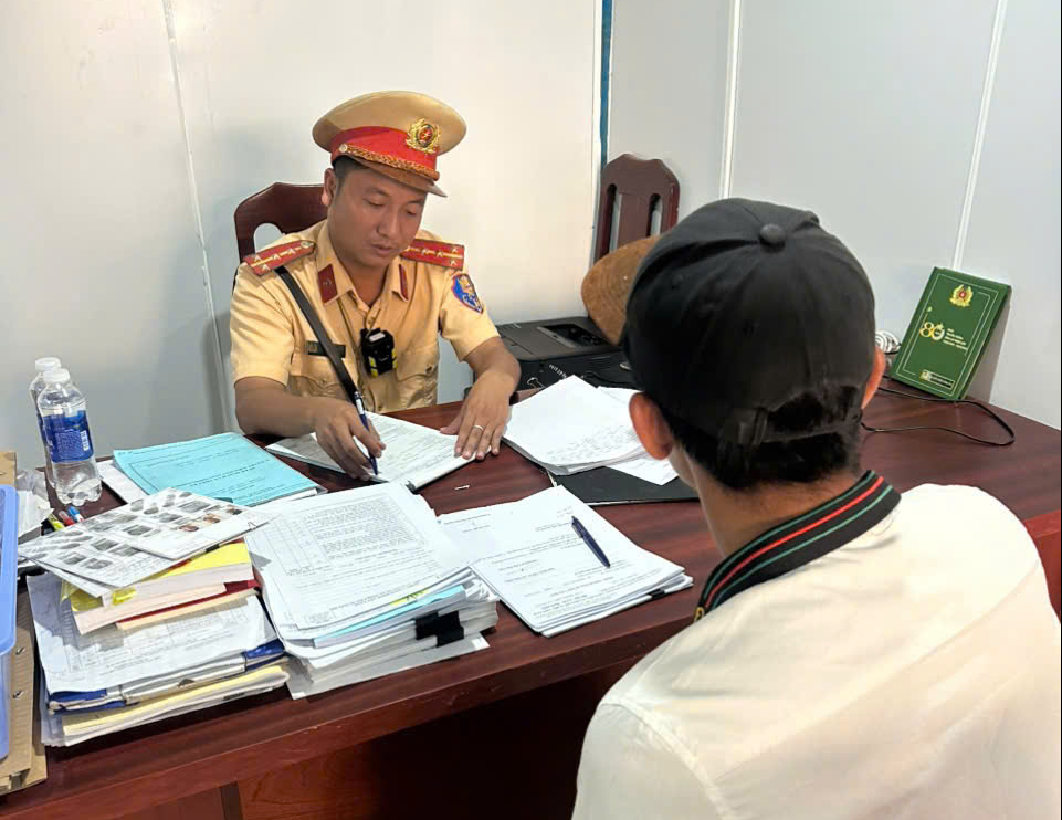 TP.HCM:  Đ&aacute;nh v&otilde;ng tr&ecirc;n quốc lộ, nam thanh ni&ecirc;n bị phạt 9 triệu đồng- Ảnh 1.