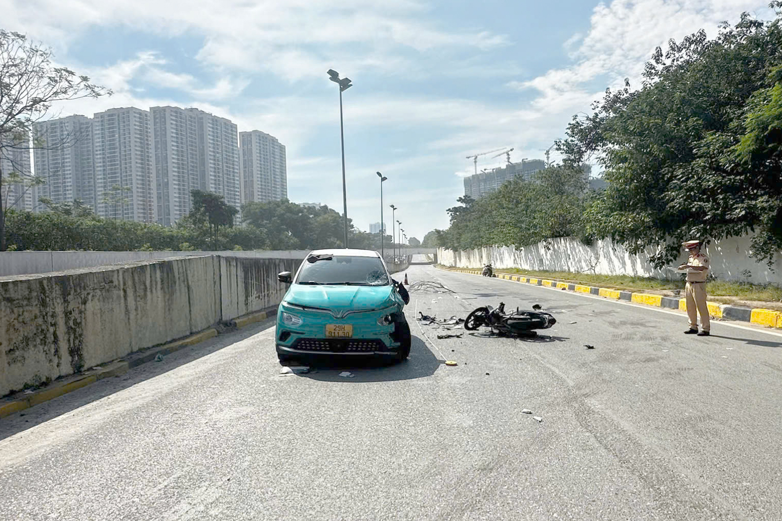 Khởi tố t&agrave;i xế taxi đi ngược chiều g&acirc;y tai nạn chết người tr&ecirc;n đường gom đại lộ Thăng Long- Ảnh 2.