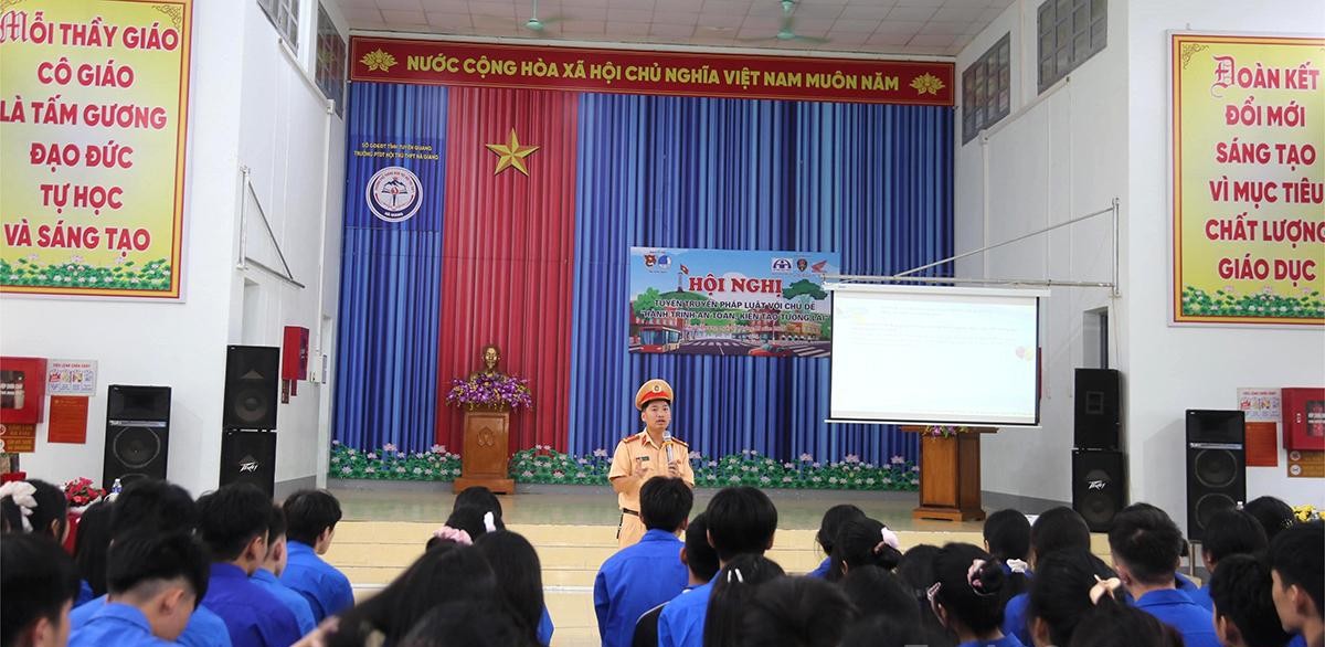 Tuy&ecirc;n Quang: Hơn 1.000 học sinh được tuy&ecirc;n truyền ph&aacute;p luật về an to&agrave;n giao th&ocirc;ng- Ảnh 1.