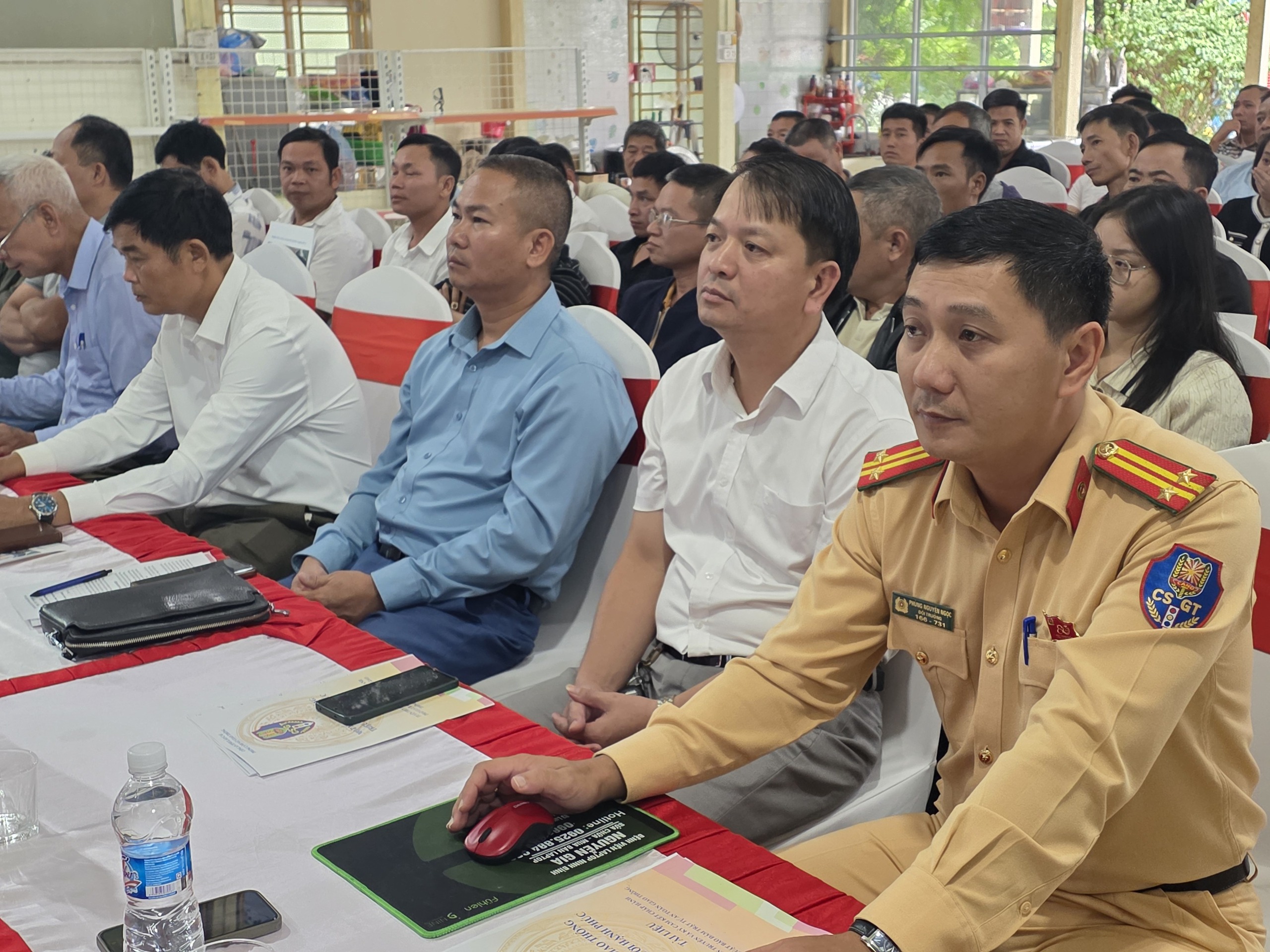 L&agrave;o Cai: Người d&acirc;n giao nộp vũ kh&iacute;, vật liệu nổ được tặng &aacute;o phao- Ảnh 3.