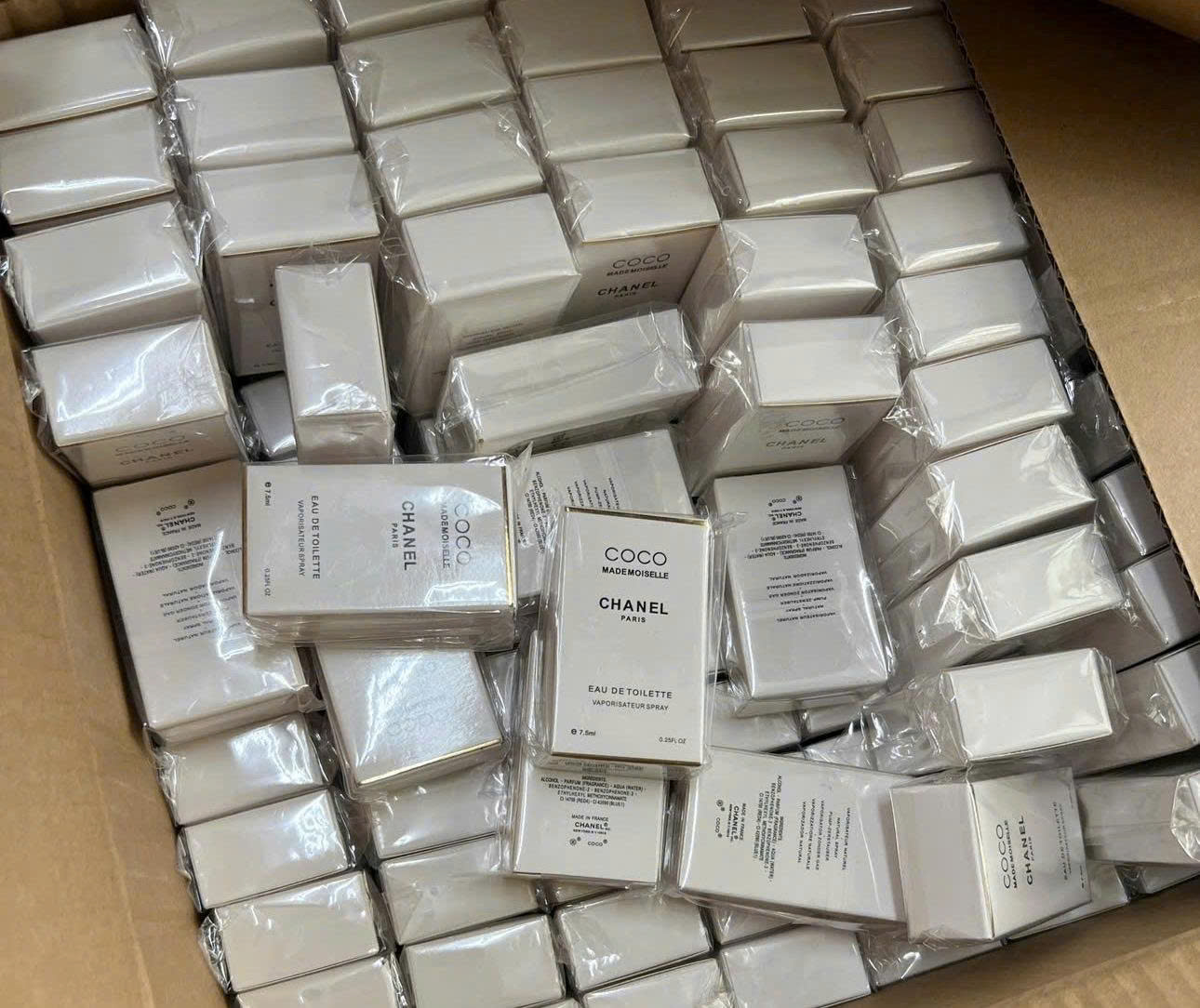 TP.HCM: Thu giữ gần 20.000 chai nước hoa giả thương hiệu Chanel, Gucci, Dior- Ảnh 2.