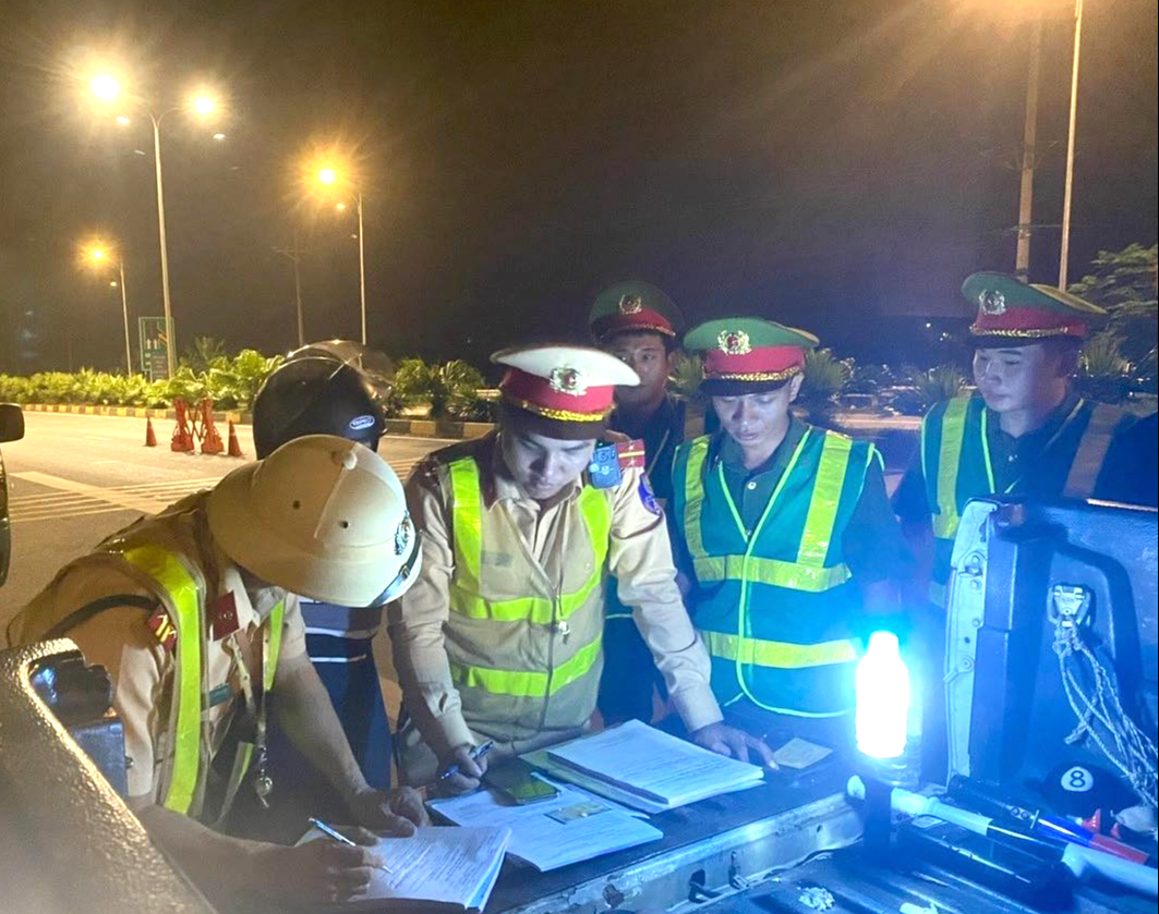 Chốt chặn tại quốc lộ, đường trung t&acirc;m, CSGT Tuy&ecirc;n Quang xử l&yacute; gần 350 vi phạm nồng độ cồn- Ảnh 1.