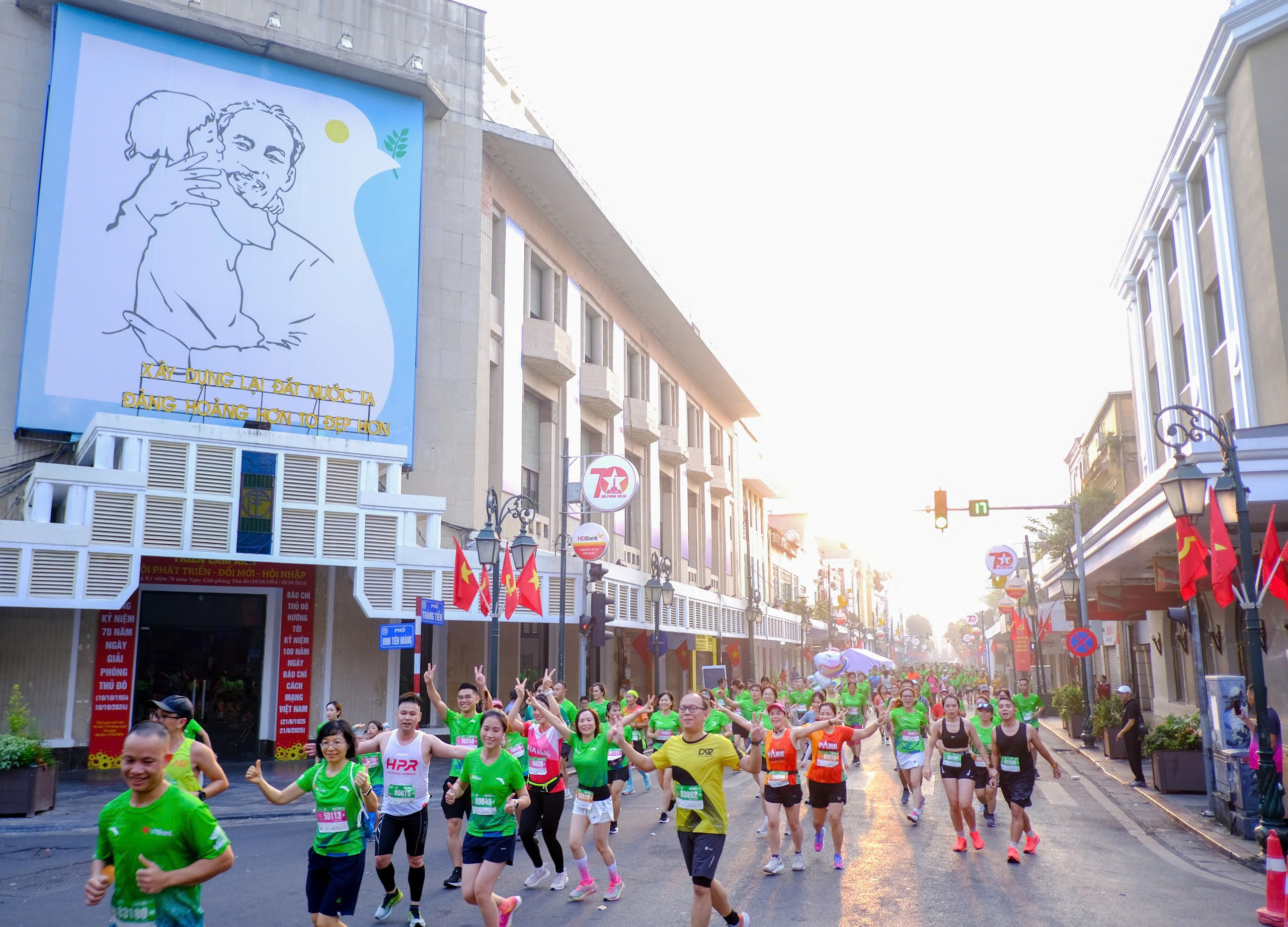 C&aacute;c vận động vi&ecirc;n m&ugrave;a giải 2024 v&ocirc; c&ugrave;ng ấn tượng với cung đường đậm chất Thu H&agrave; Nội.