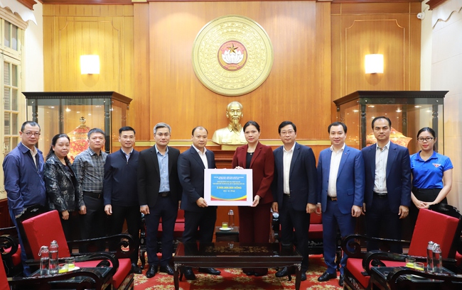 Bộ Văn h&oacute;a, Thể thao v&agrave; Du lịch trao 2 tỷ đồng hỗ trợ đồng b&agrave;o bị thiệt hại do b&atilde;o, lũ- Ảnh 1.