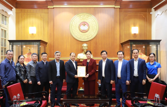 Bộ Văn h&oacute;a, Thể thao v&agrave; Du lịch trao 2 tỷ đồng hỗ trợ đồng b&agrave;o bị thiệt hại do b&atilde;o, lũ- Ảnh 2.