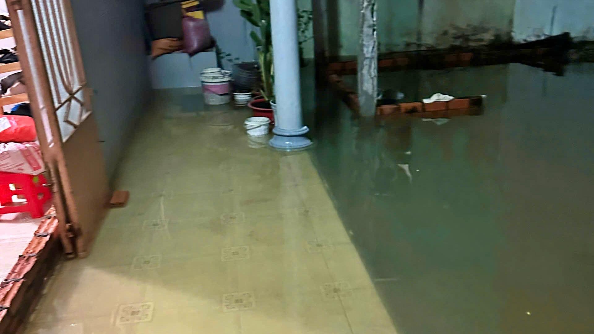 C&agrave; Mau: Khắc phục nhanh c&aacute;c điểm ngập, hư hỏng mặt đường do triều cường- Ảnh 2.