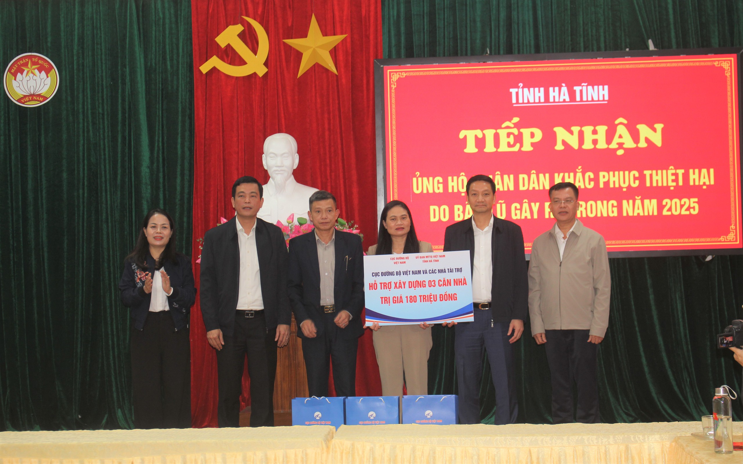 Chia sẻ kh&oacute; khăn với c&ocirc;ng nh&acirc;n đường bộ v&agrave; người d&acirc;n v&ugrave;ng bị thiệt hại do b&atilde;o lũ- Ảnh 5.