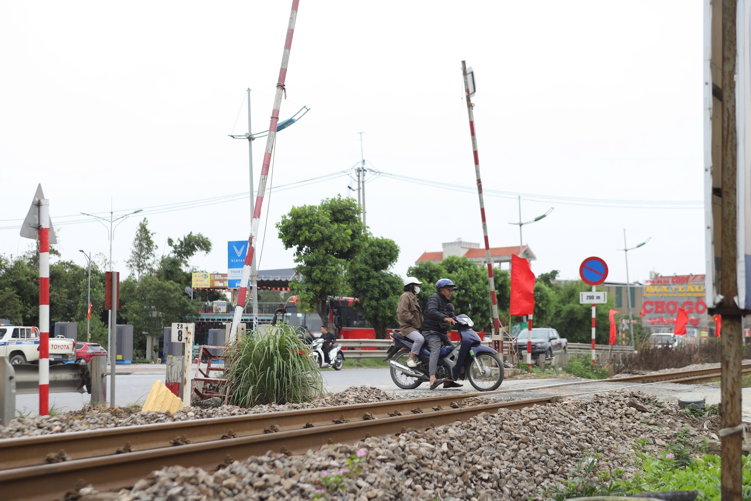 H&agrave; Nội nỗ lực x&oacute;a "điểm đen", siết chặt h&agrave;nh lang an to&agrave;n đường sắt- Ảnh 1.