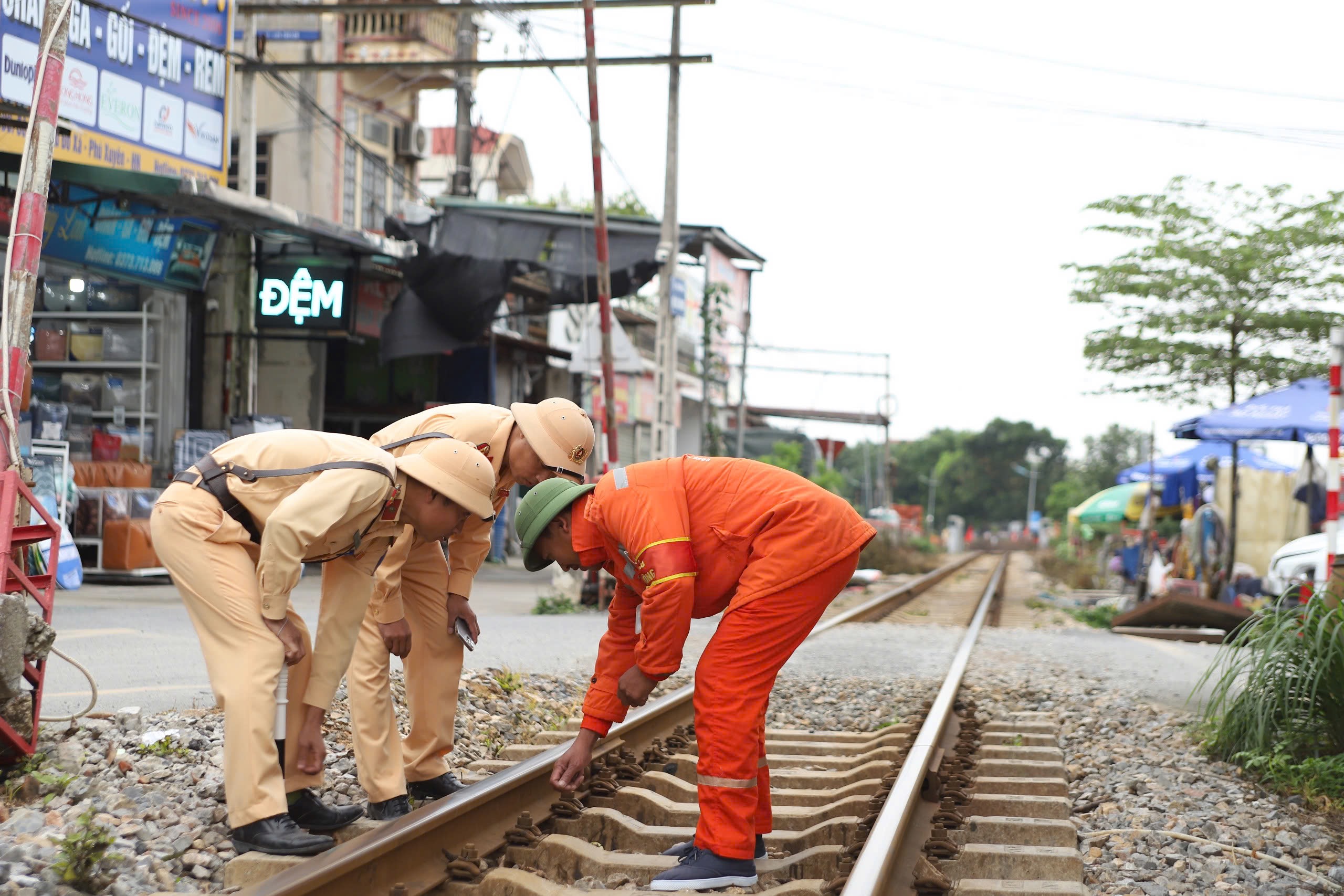 H&agrave; Nội nỗ lực x&oacute;a "điểm đen", siết chặt h&agrave;nh lang an to&agrave;n đường sắt- Ảnh 2.