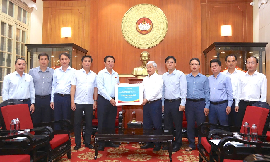 Minister Tran Hong Minh presents VND 5 billion to support flood victims nationwide- Ảnh 1.