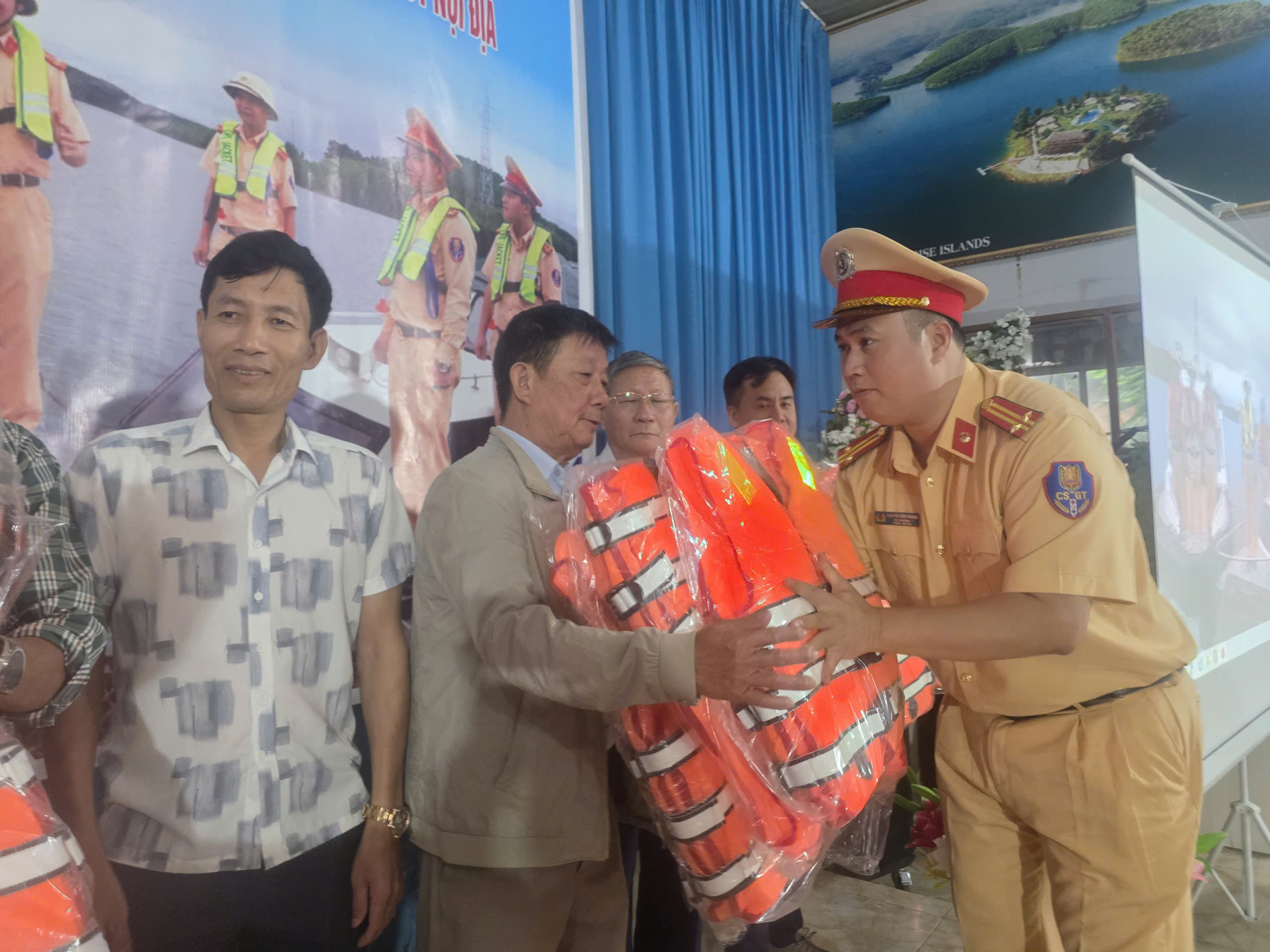 L&agrave;o Cai: Người d&acirc;n giao nộp vũ kh&iacute;, vật liệu nổ được tặng &aacute;o phao- Ảnh 5.