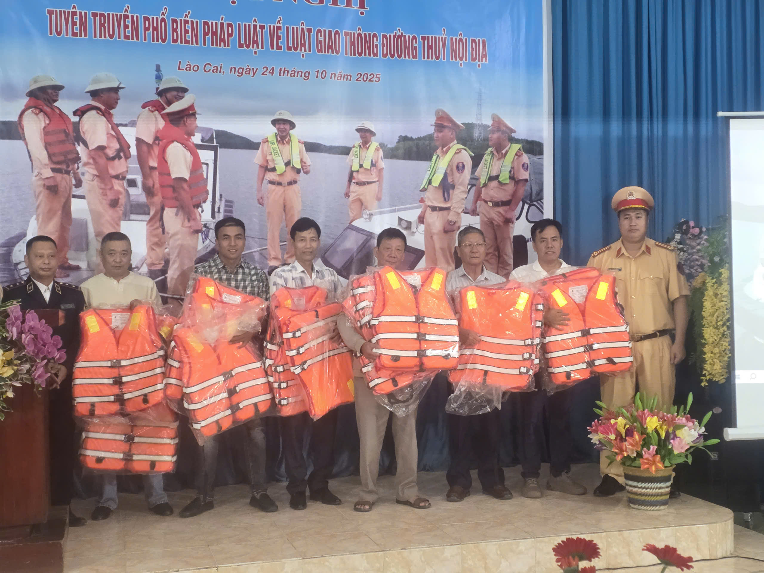 L&agrave;o Cai: Người d&acirc;n giao nộp vũ kh&iacute;, vật liệu nổ được tặng &aacute;o phao- Ảnh 6.