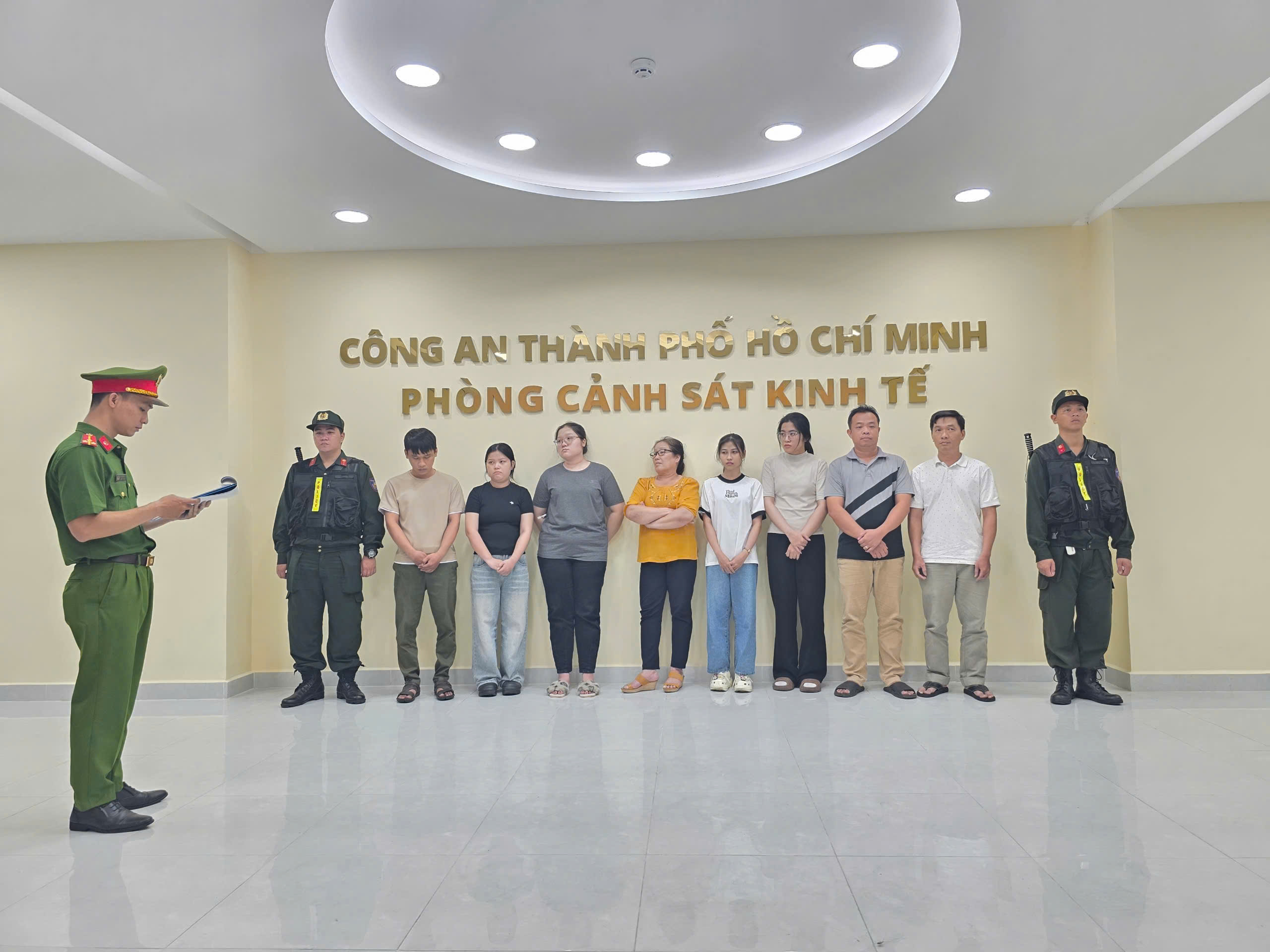 TP.HCM: Thu giữ gần 20.000 chai nước hoa giả thương hiệu Chanel, Gucci, Dior- Ảnh 1.