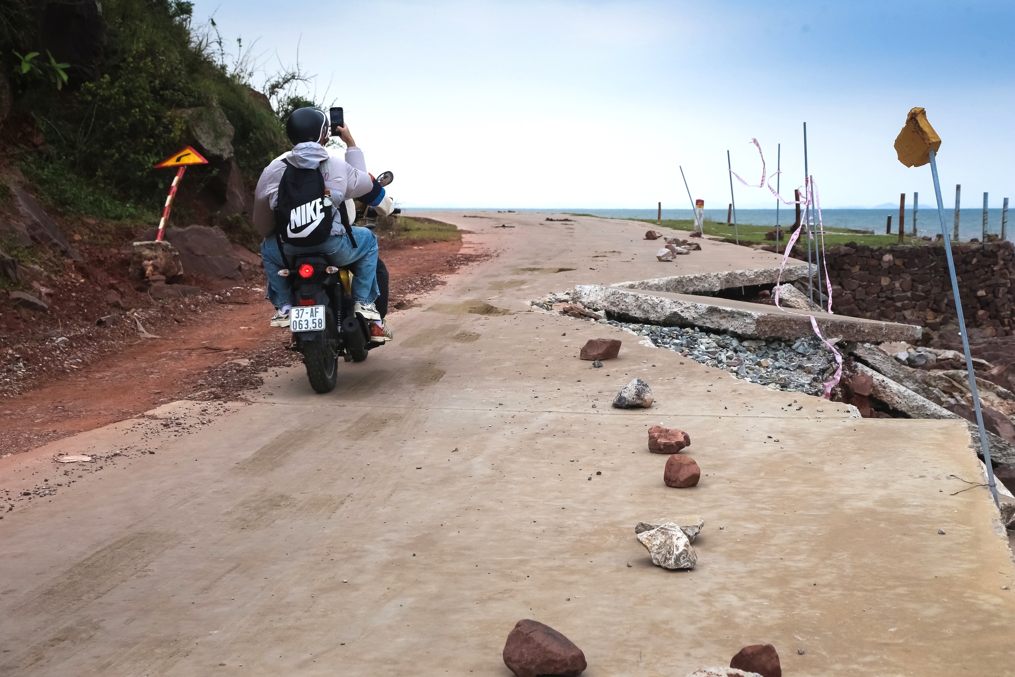 Đường ven biển Nghệ An hư hỏng nghi&ecirc;m trọng, tai nạn r&igrave;nh rập người đi đường- Ảnh 10.
