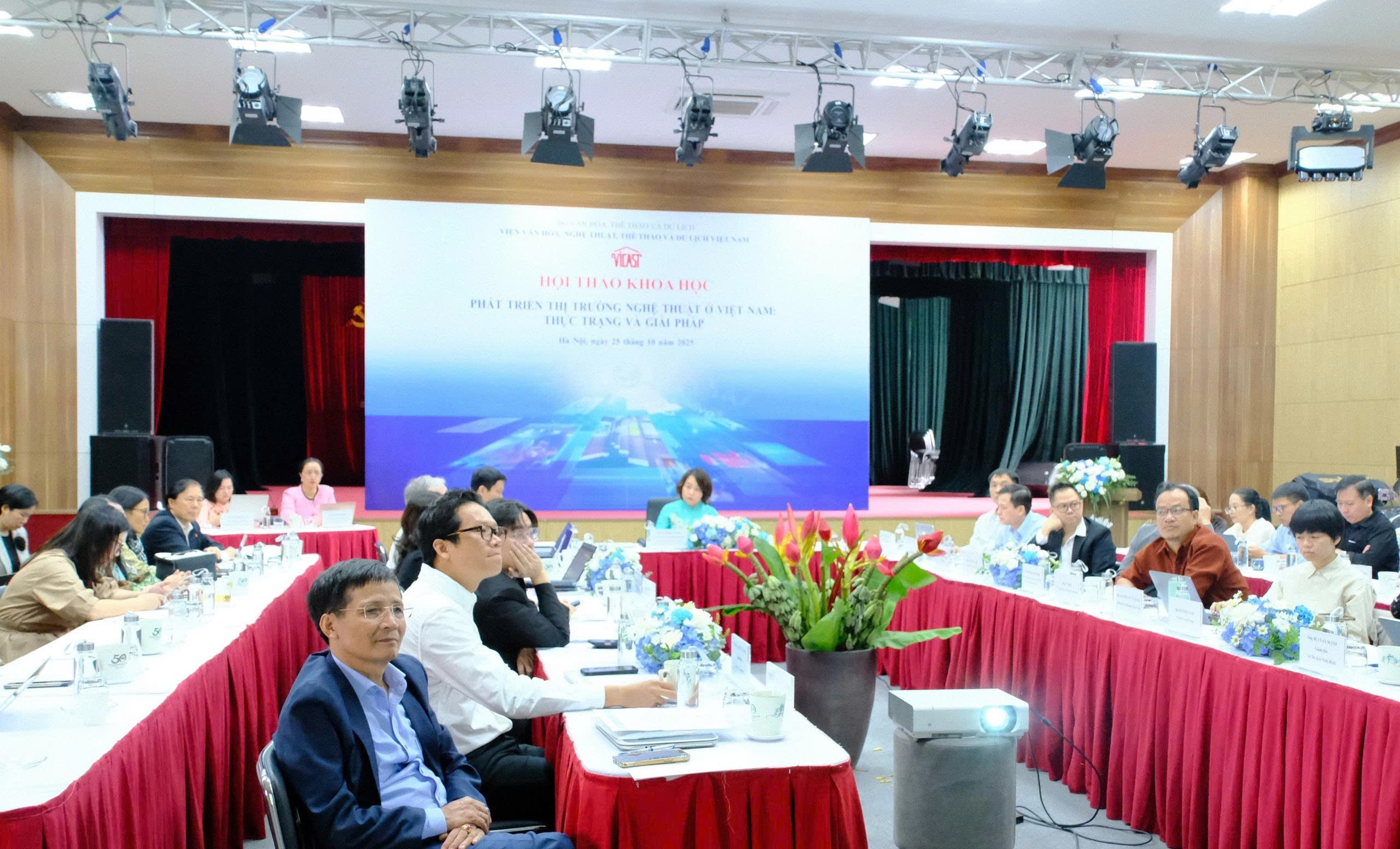 Từ &ldquo;Mưa đỏ&rdquo; đến nghịch l&yacute; ph&ograve;ng v&eacute;: Điện ảnh Việt cần g&igrave; để ph&aacute;t triển bền vững?- Ảnh 1.