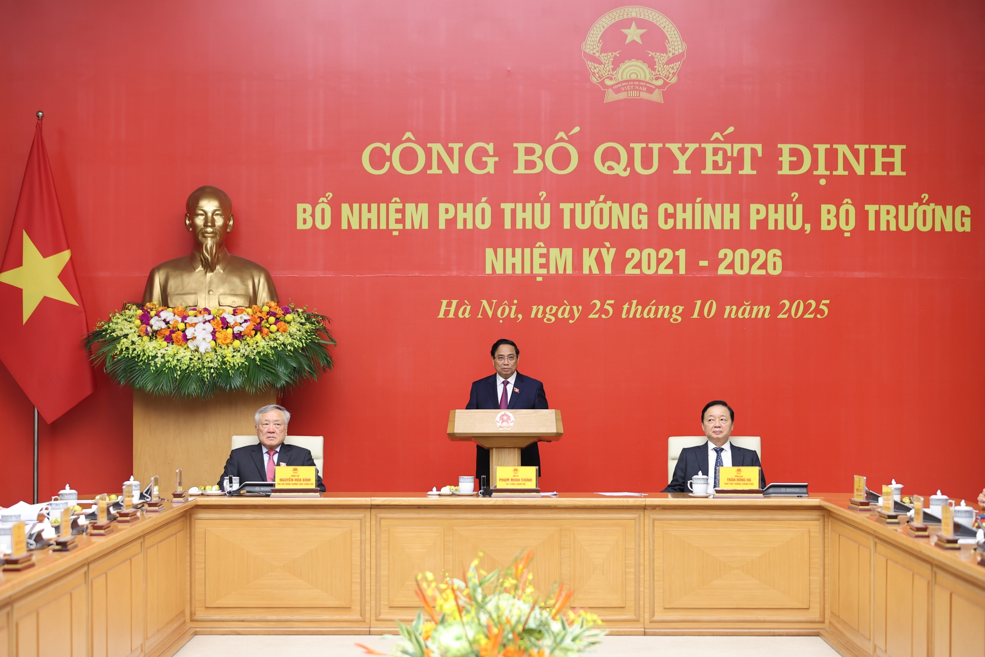 Thủ tướng trao quyết định bổ nhiệm v&agrave; giao nhiệm vụ cho 2 Ph&oacute; Thủ tướng, 3 Bộ trưởng- Ảnh 1.