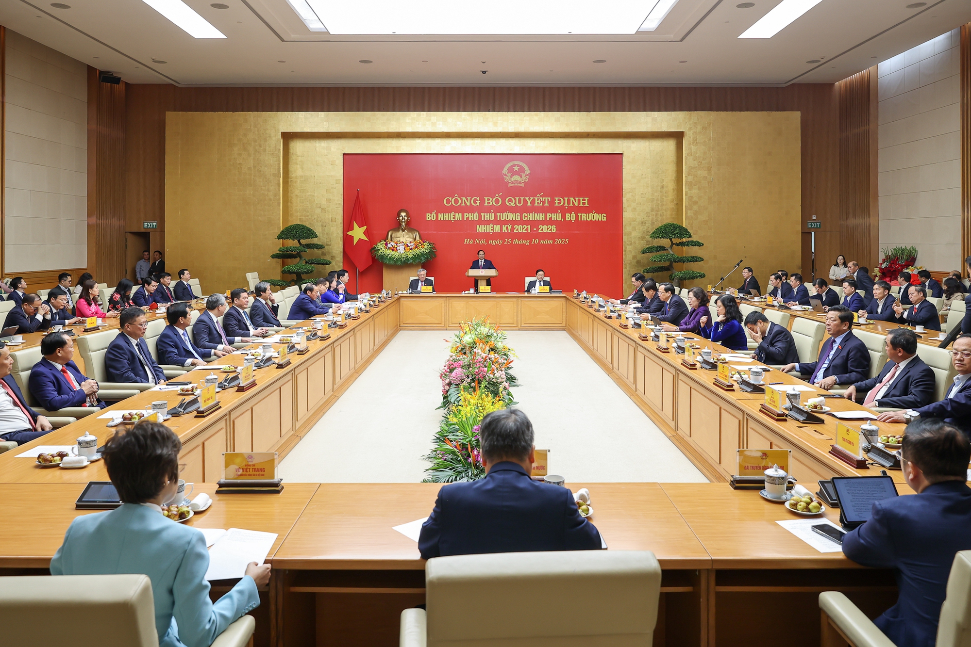 Thủ tướng trao quyết định bổ nhiệm v&agrave; giao nhiệm vụ cho 2 Ph&oacute; Thủ tướng, 3 Bộ trưởng- Ảnh 4.