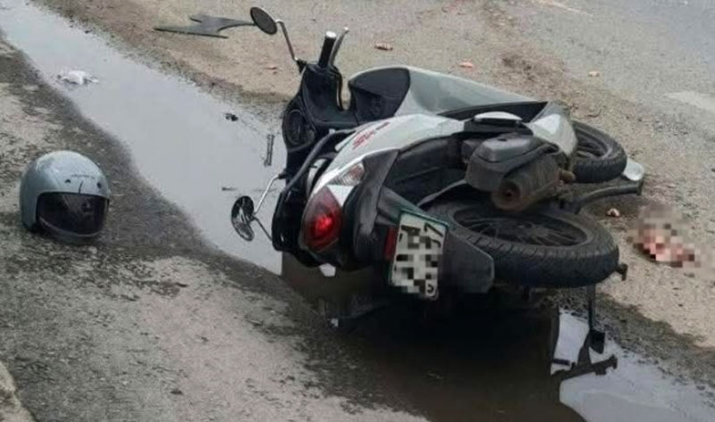 Chiếc xe m&aacute;y tại hiện trường vụ tai nạn - Ảnh: Đ&ocirc;ng Thức.