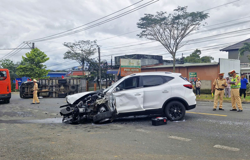 Hiện trường vụ tai nạn giữa &ocirc; t&ocirc; con v&agrave; xe tải - Ảnh: Hải Đường.