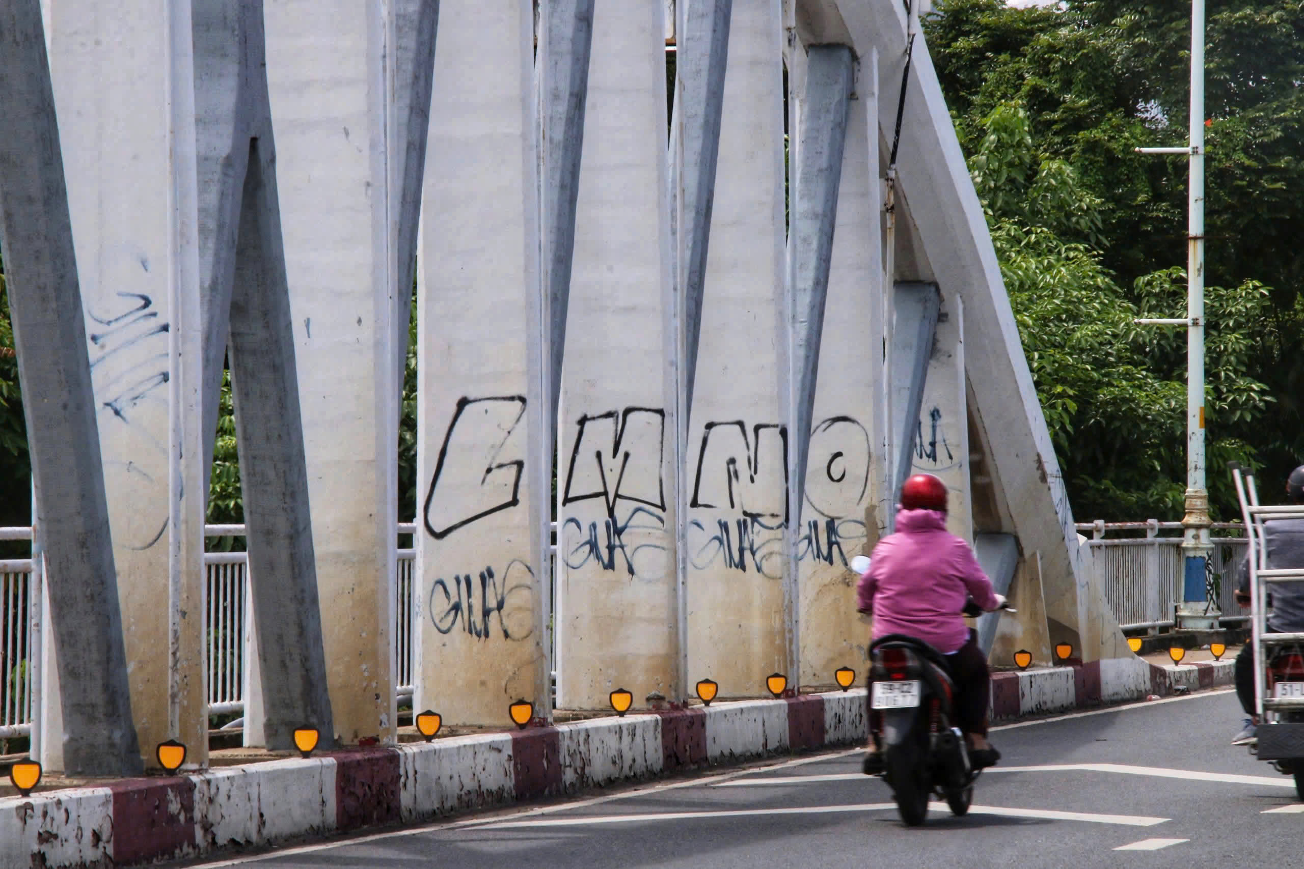 TP.HCM: Cận cảnh cầu T&acirc;n Thuận 1 tr&ograve;n 120 năm tuổi, chờ "thay &aacute;o mới"- Ảnh 6.